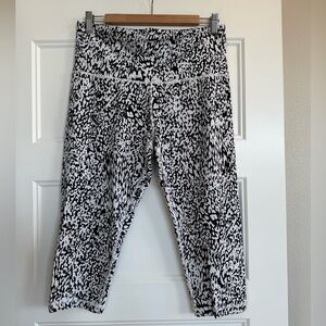 Athleta Plus 1X Elation Crop Capri Tight Leggings Yoga Animal Print Black White